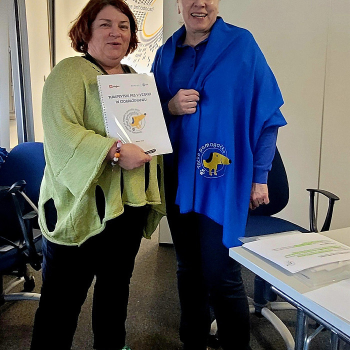 Bralni kuža Thor z vodnico Dušanko v 3. a