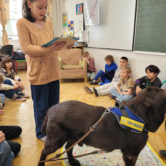 Bralni kuža Thor z vodnico Dušanko v 3. a