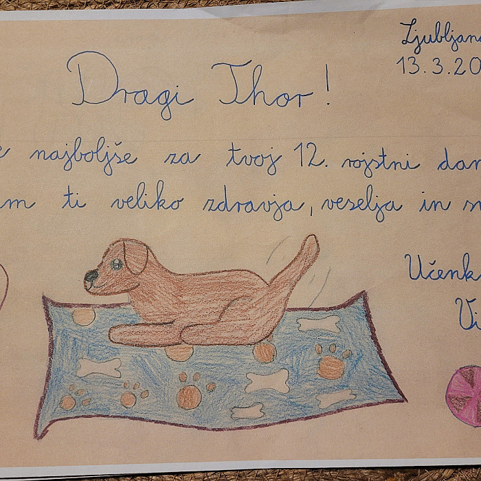 Bralni kuža Thor z vodnico Dušanko v 3. a