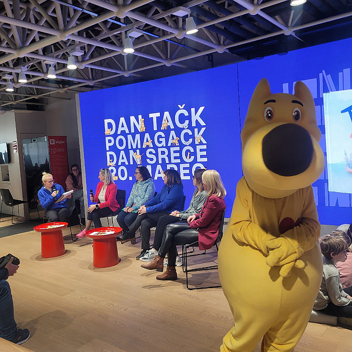 Bralni kuža Thor z vodnico Dušanko v 3. a